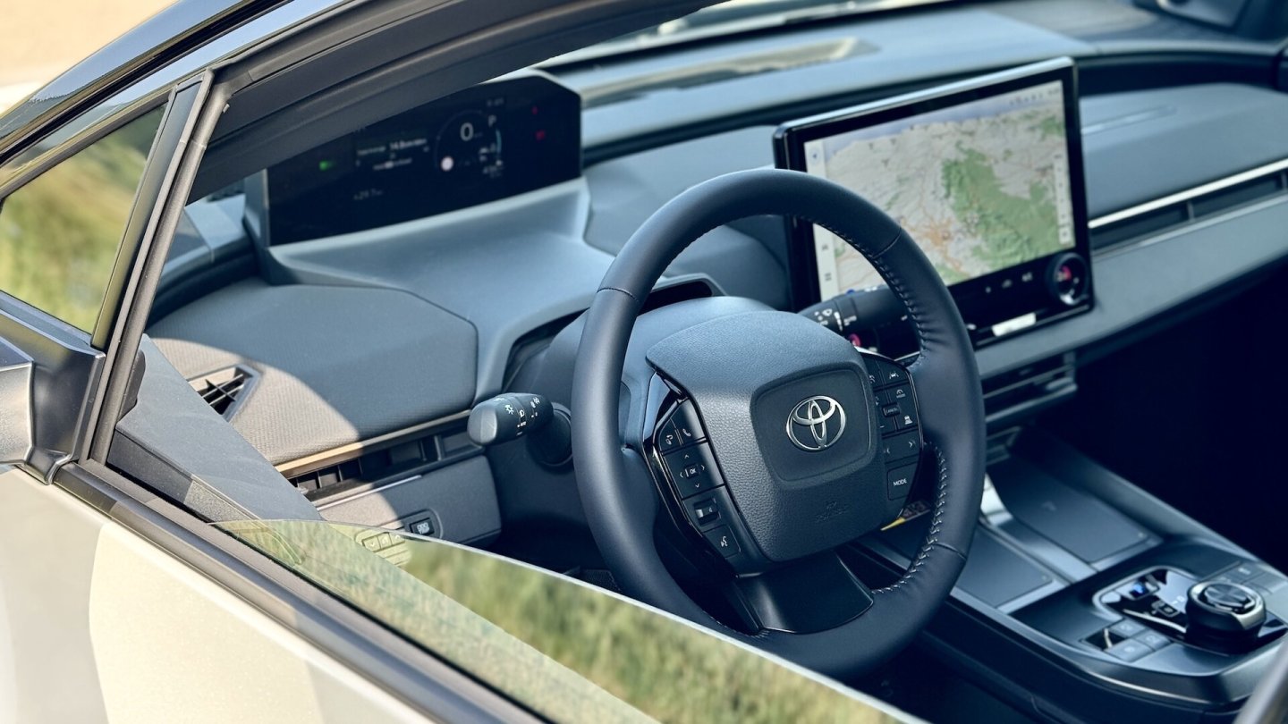 Das digitale Kombiinstrument wurde leicht umgestaltet, es bleibt bei der Architektur im Peugeot-Stil. Das digitale Kombiinstrument wurde leicht umgestaltet, es bleibt bei der Architektur im Peugeot-Stil.