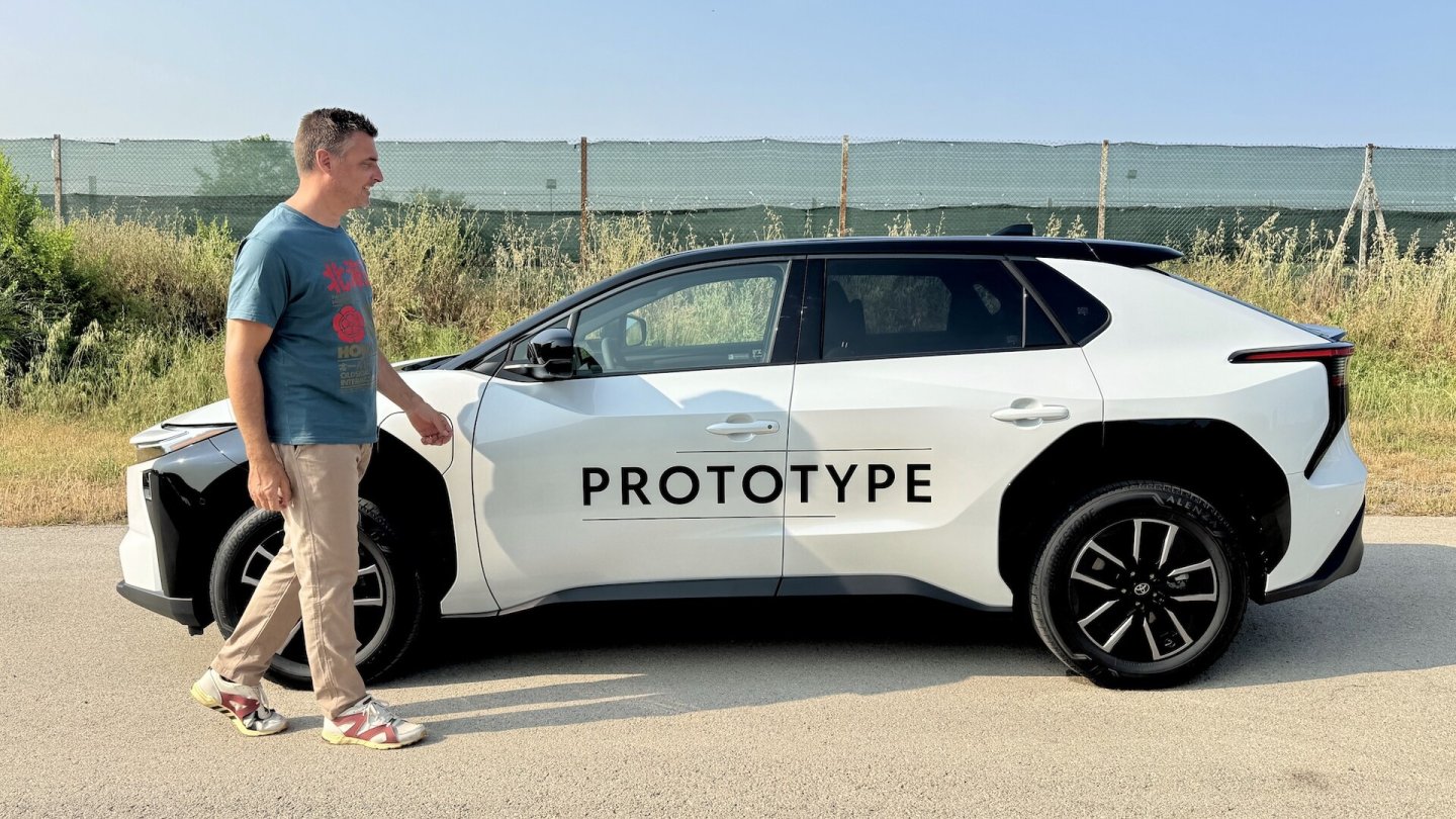 Im zweiten Halbjahr 2025 kommt der neue Toyota bZ4X auf den Markt, 2026 folgt der Touring mit Kombi-Heck. Im zweiten Halbjahr 2025 kommt der neue Toyota bZ4X auf den Markt, 2026 folgt der Touring mit Kombi-Heck.