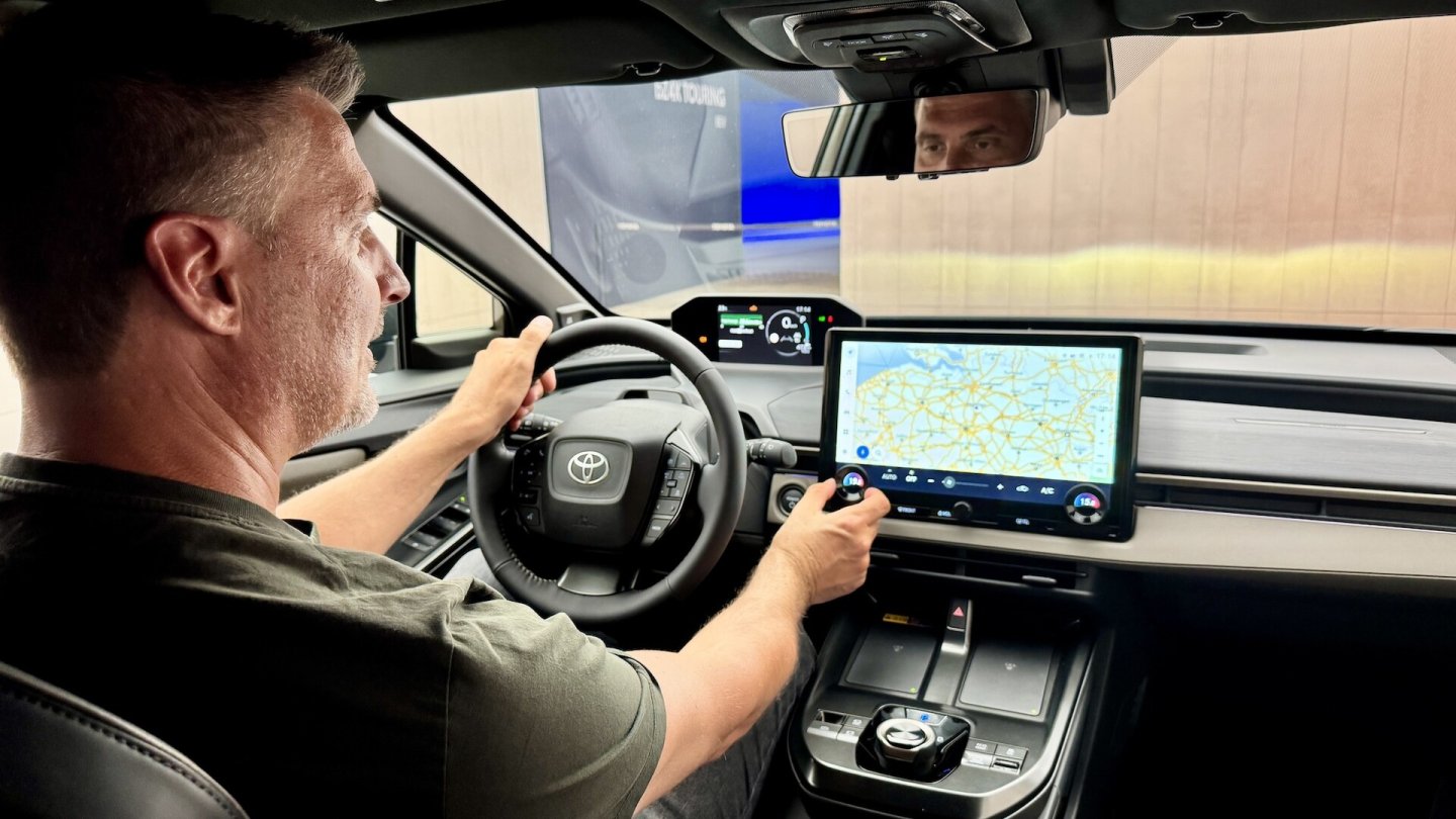 Neben dem Touchscreen-Display gibt es auch physische Bedienelemente. Neben dem Touchscreen-Display gibt es auch physische Bedienelemente.