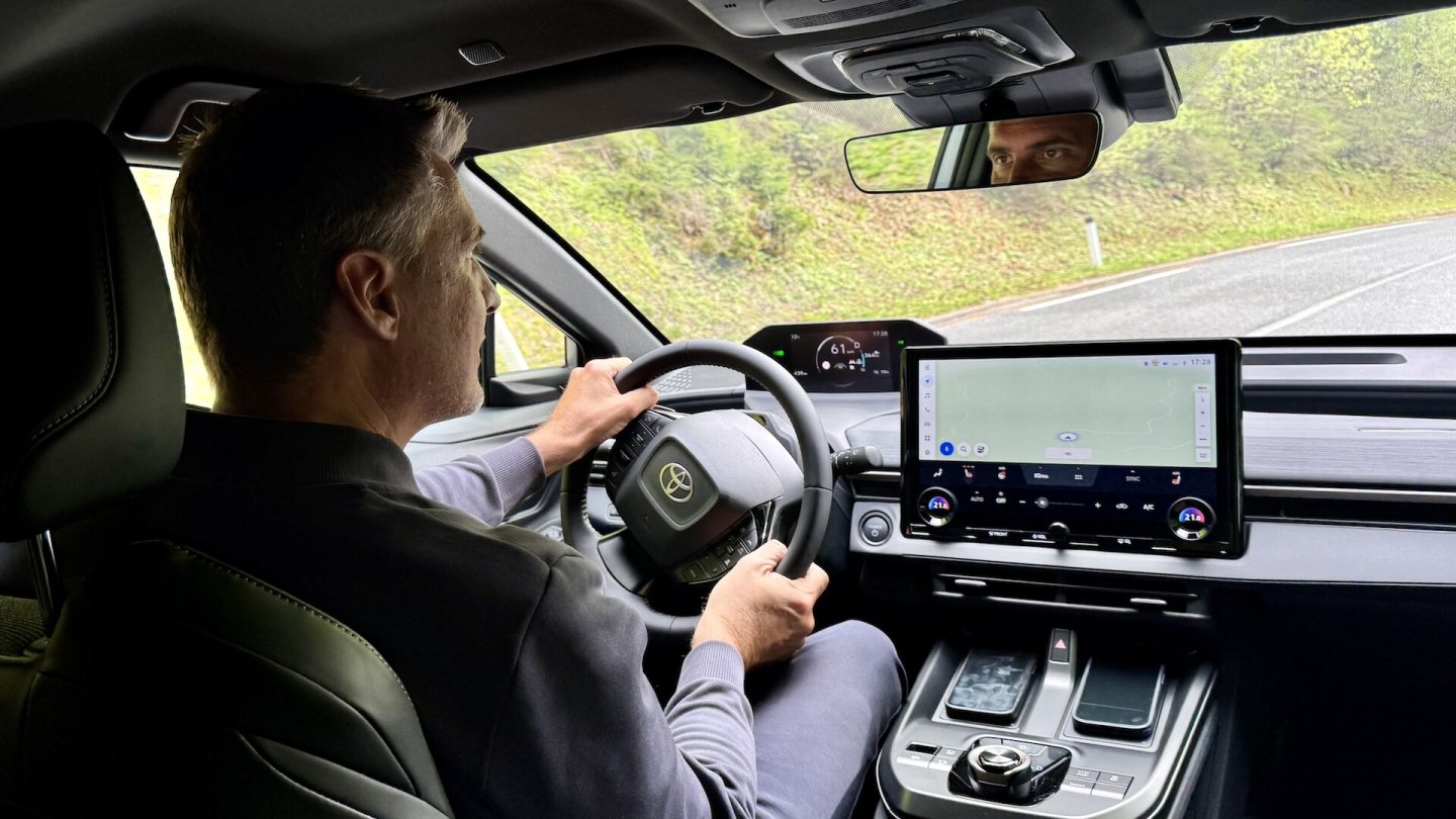 Auf ersten Testfahrten gefällt der Federungskomfort, auch die Lenkung arbeitet sehr harmonisch.