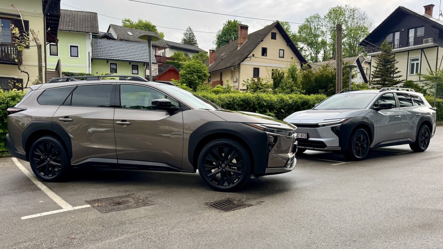 Rechts die Basis Teamplayer, links der bZ4X Touring Lounge mit 20-Zoll-Felgen.