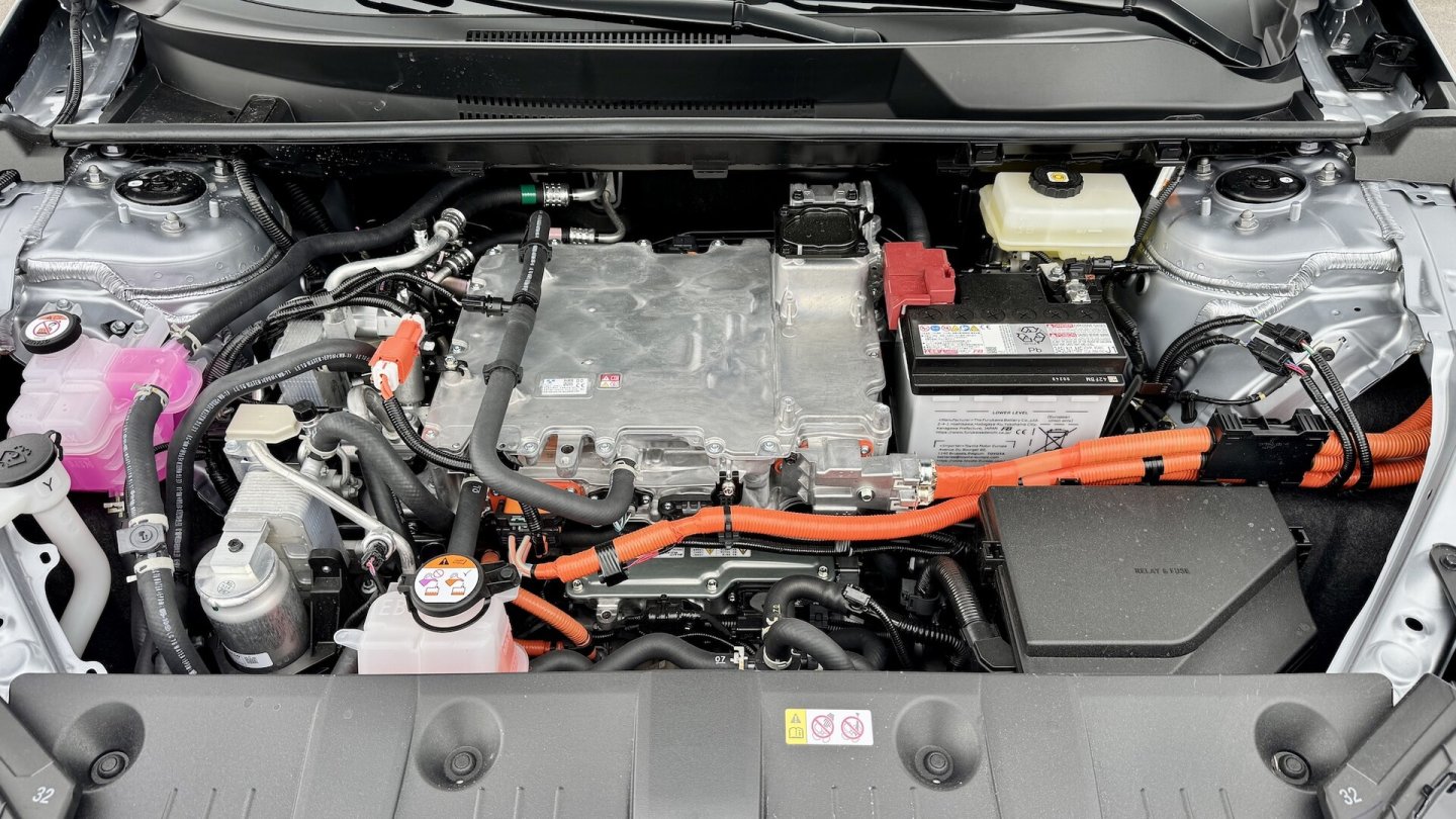 Unter der vorderen Haube steckt in jedem Fall ein Elektromotor, das Topmodell hat auch eine Maschine an der Hinterachse.