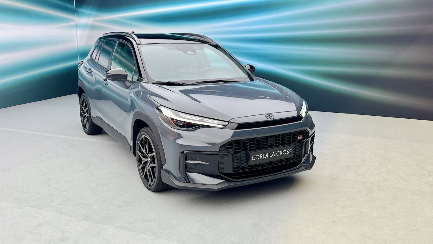Erstmals wird es den Toyota Corolla Cross auch in der Ausstattungslinie GR Sport geben. Erstmals wird es den Toyota Corolla Cross auch in der Ausstattungslinie GR Sport geben.