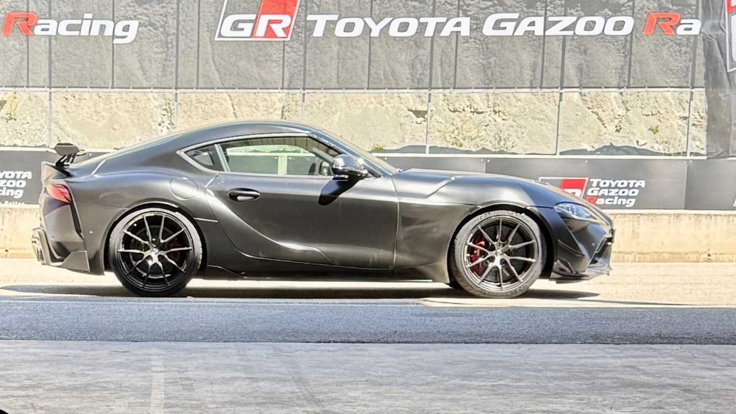 Wir waren mit den beiden angeschärften GR Supra auf einer Rennstrecke in der Nähe in Barcelona unterwegs. Wir waren mit den beiden angeschärften GR Supra auf einer Rennstrecke in der Nähe in Barcelona unterwegs.