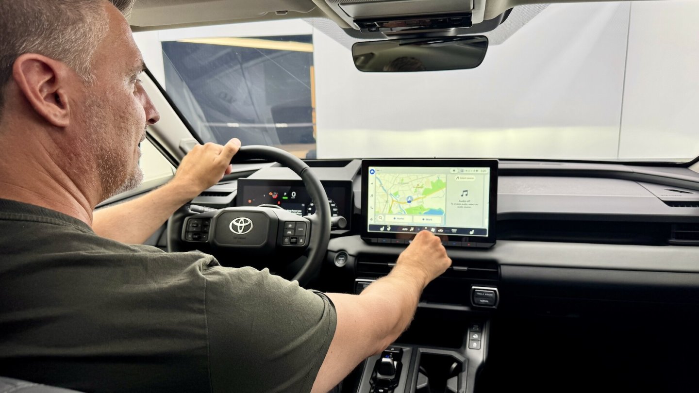 Das erste Kennenlernen mit dem neuen Toyota RAV4 fand in einem abgeschirmten Studio statt. Das erste Kennenlernen mit dem neuen Toyota RAV4 fand in einem abgeschirmten Studio statt.