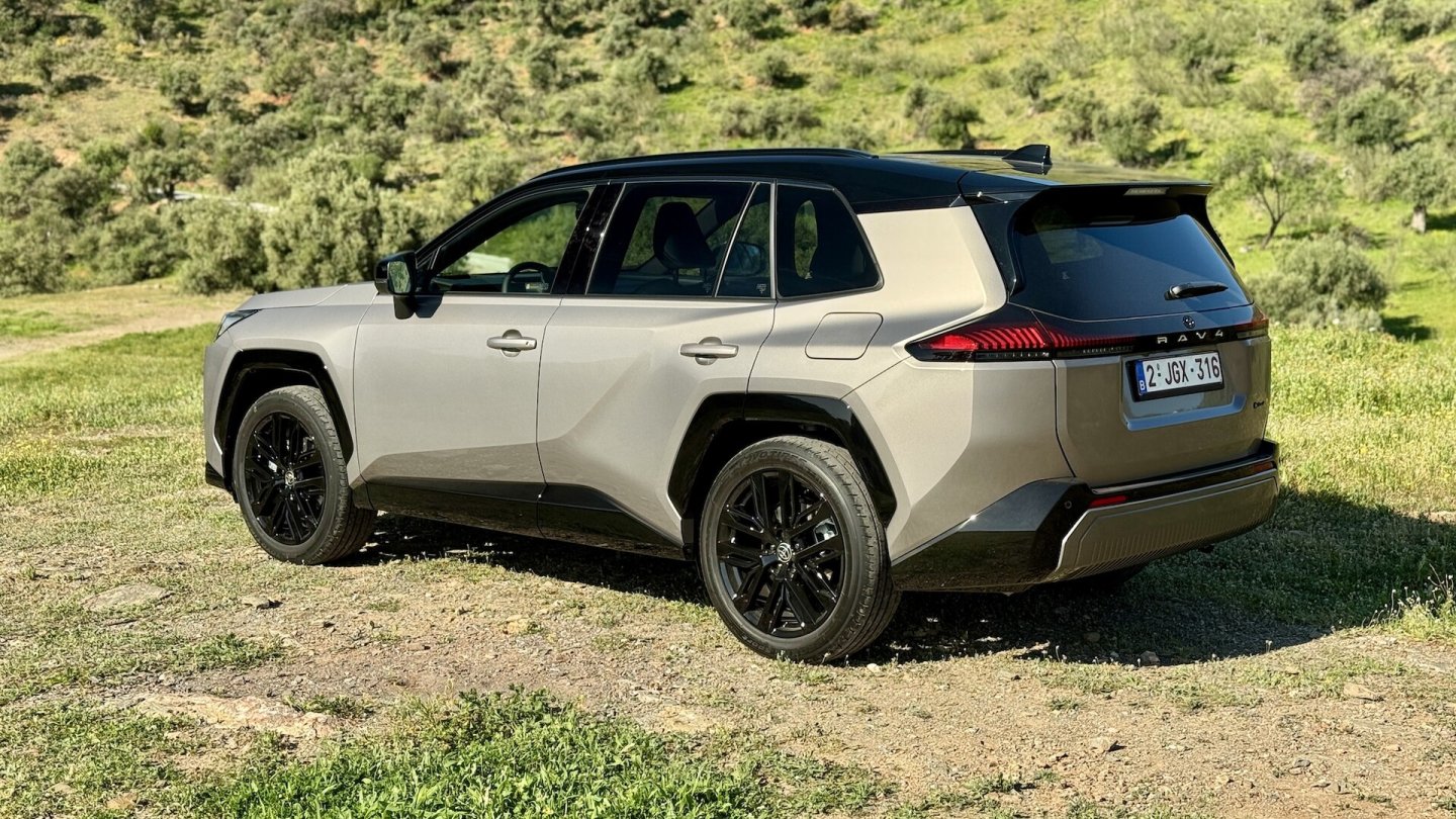 Proportionen und Form der Rückleuchten erinnern an den Nissan X-Trail.