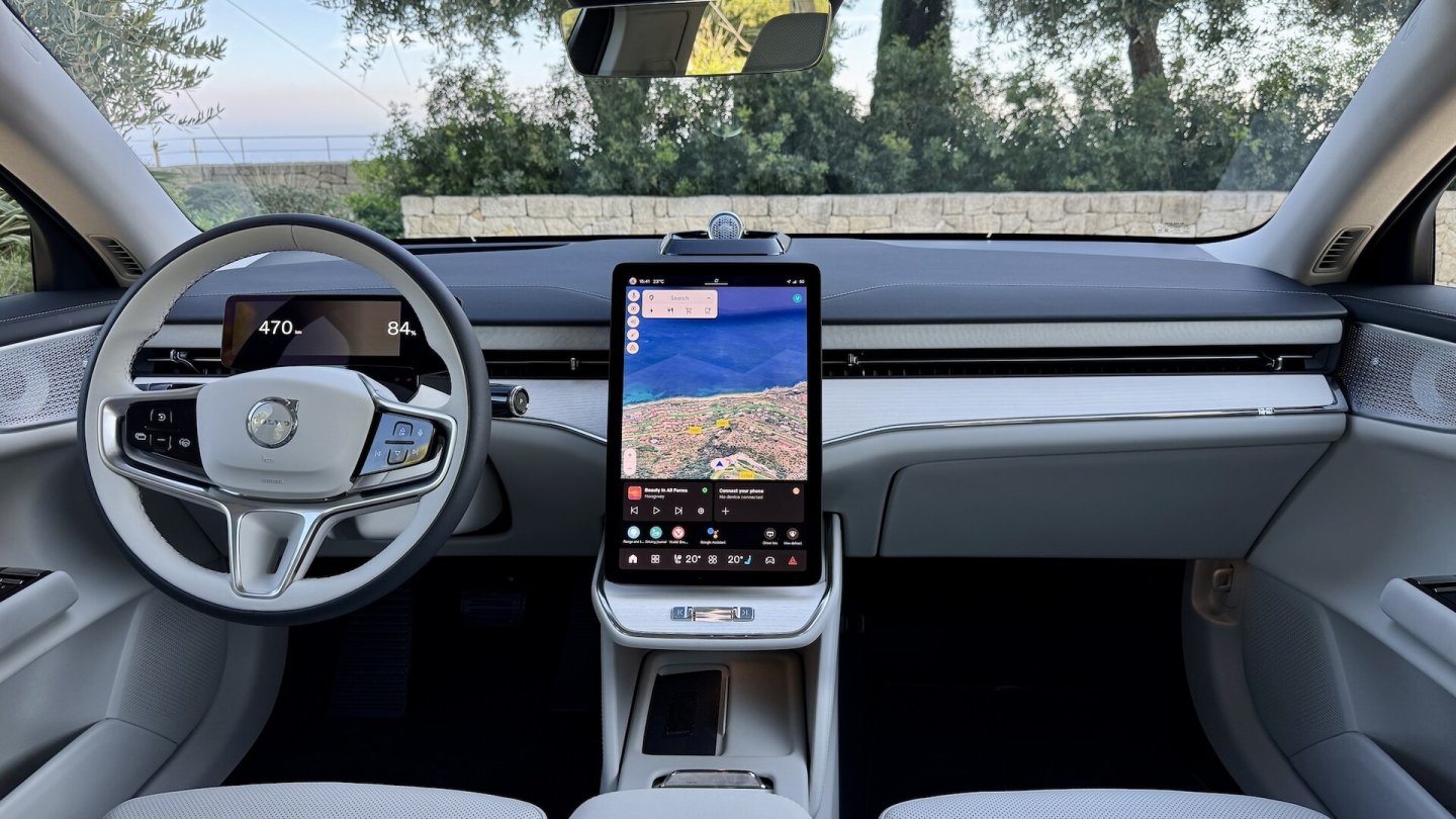 Die meisten Einstellungen, auch für Außenspiegel und Lenkrad, werden über das Touchscreen-Display gestartet. Die meisten Einstellungen, auch für Außenspiegel und Lenkrad, werden über das Touchscreen-Display gestartet.