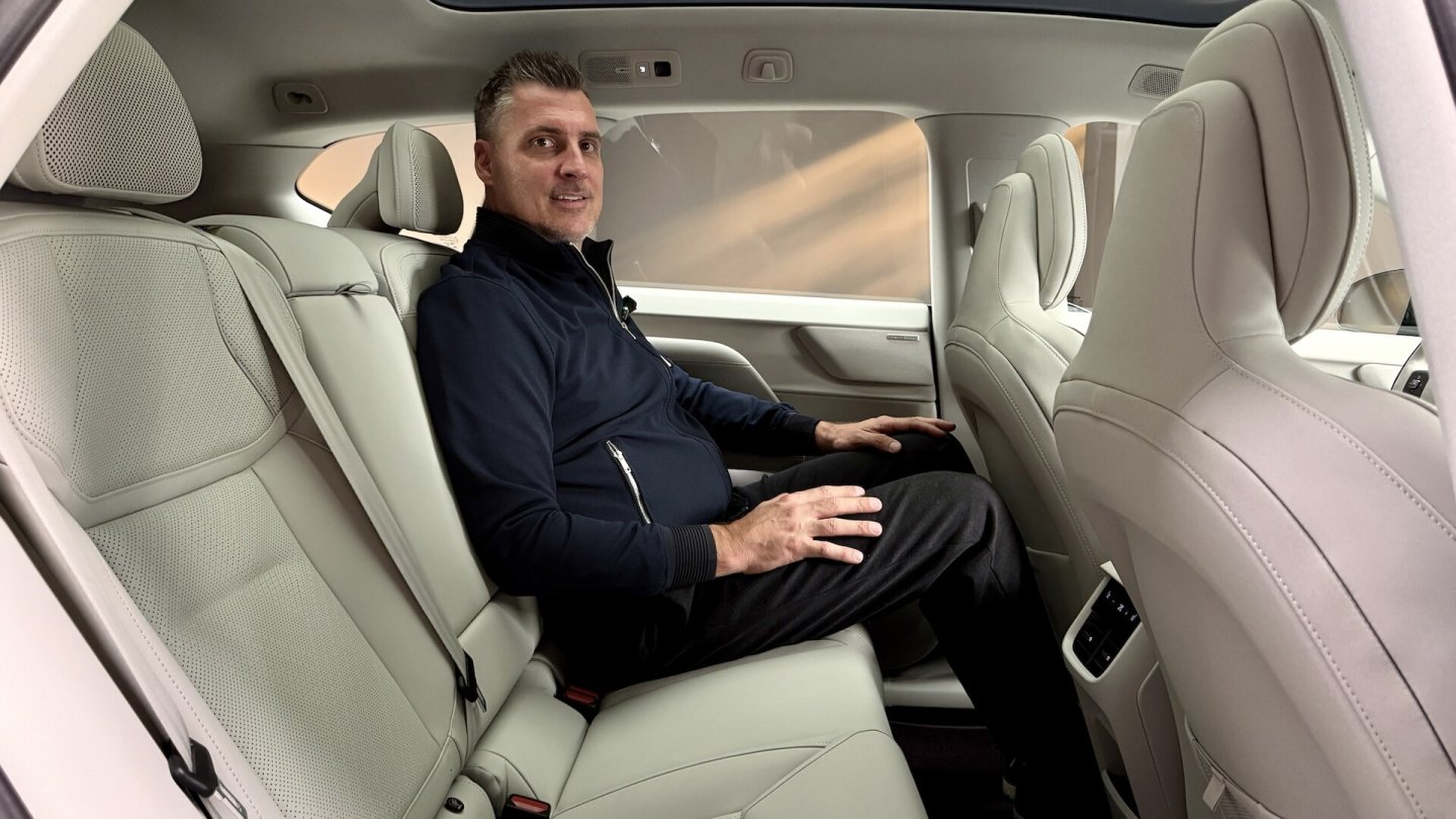 Im Fond bietet das neue Elektro-SUV der Schweden großzügige Platzverhältnisse.