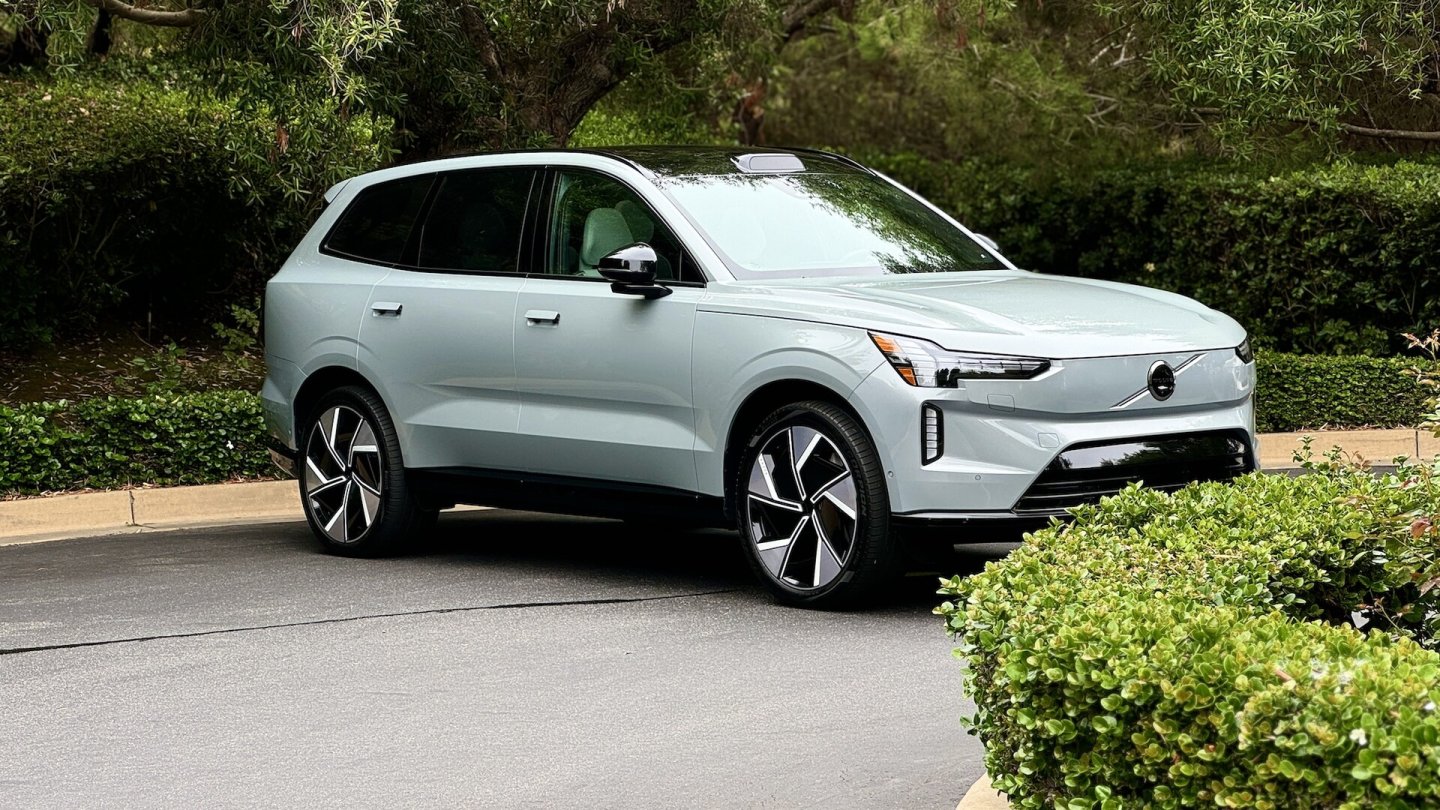 Kunden haben die Wahl: Parallel zum XC90 wird auch der vollelektrische Volvo EX90 angeboten.