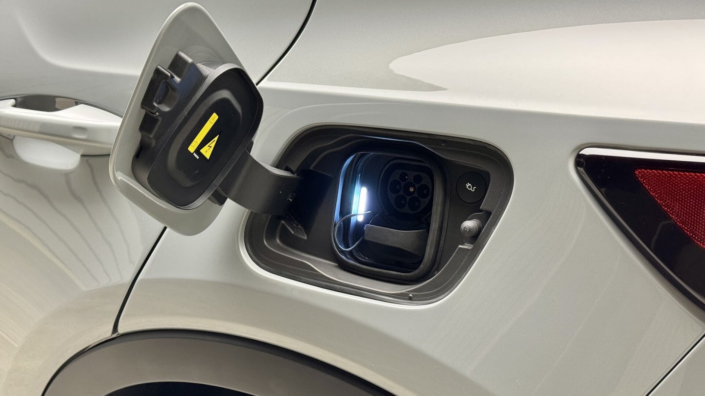 Den Volvo EX40 mit Elektroantrieb gibt es in drei Varianten, das Topmodell hat zwei Motoren für Allradantrieb.