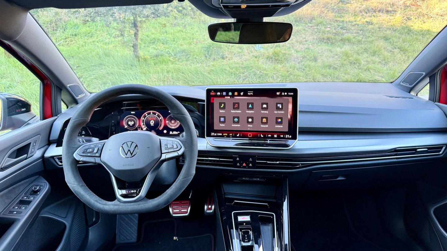 Bekanntes Golf-Cockpit, im Sondermodell mit roten Gummis auf den Pedalen.