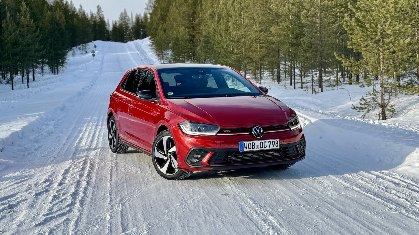 Anfang des Jahres waren mit dem VW Polo GTI am Polarkreis unterwegs. Hier sind, anders als bei uns, Winterreifen mit Spikes zugelassen. Anfang des Jahres waren mit dem VW Polo GTI am Polarkreis unterwegs. Hier sind, anders als bei uns, Winterreifen mit Spikes zugelassen.