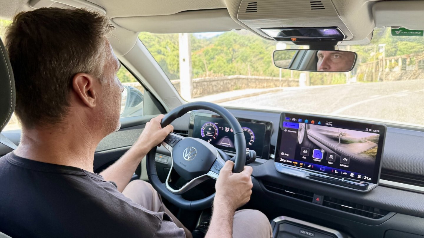 Zum ersten Kennenlernen sind wir mit dem 85 kW starken Basismodell des VW T-Roc unterwegs.