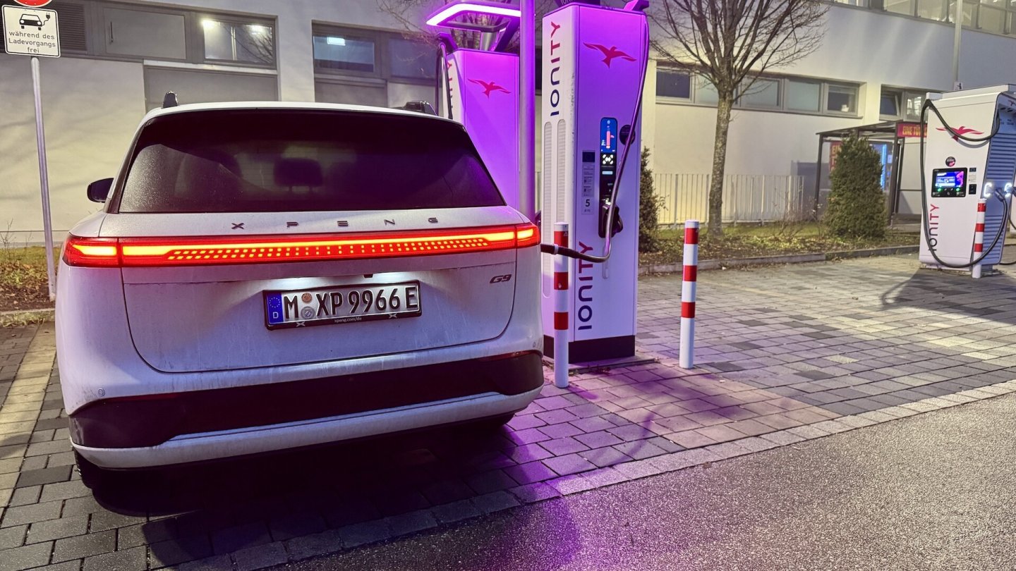 Der Xpeng G9 kann theoretisch mit bis zu 525 kW laden. Die Säule hier im Bild stellt maximal 400 kW zur Verfügung.