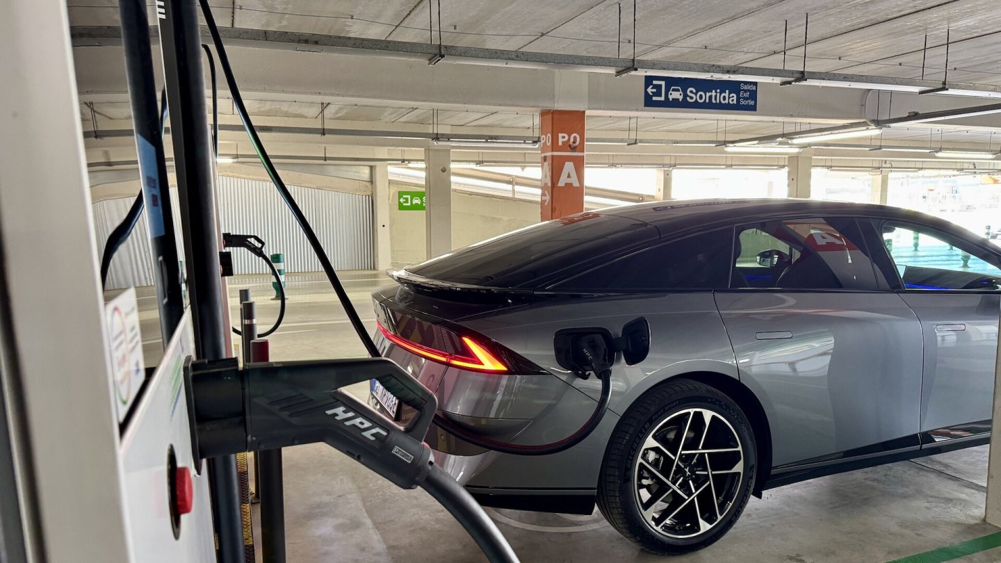 Kurzer Stopp an einer 400-kW-Ladesäule.