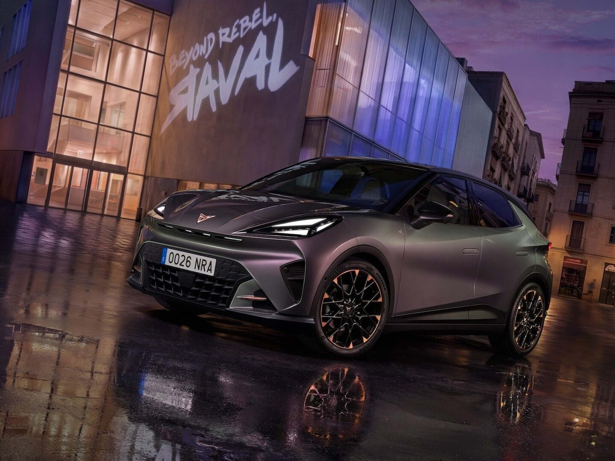 CUPRA Raval in un'ambientazione urbana serale